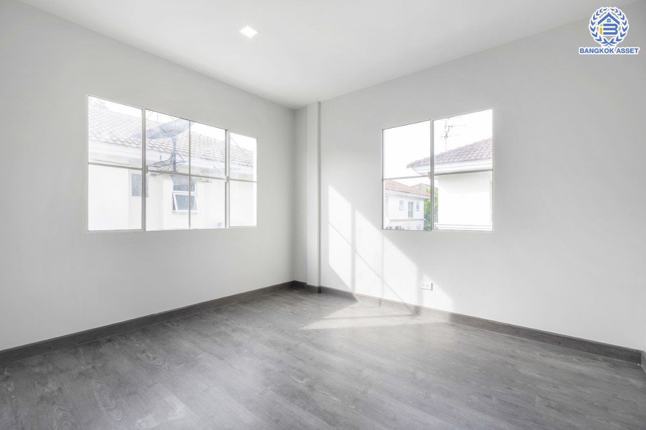 บ้านมือสองตกแต่งใหม่ แบรนด์ LH หลังมุม ม.มัณฑนา ติดถนนราชพฤกษ์  เนื้อที่ 67.6 ตร.ว. มีพื้นที่สนามหญ้าด้านข้างกว้างกว่า 100 ตร.ม. ฟังก์ชัน 3 ห้องนอน 3 ห้องน้ำ จอดรถได้ 2 คัน Facilities ตอบโจทย์ทุกกิจกรรม! บนทำเลใกล้วงเวียนพระราม5 เซ็นทรัลเวสต์เกต และรถไฟฟ้า "สถานีบางรักน้อยท่าอิฐ"